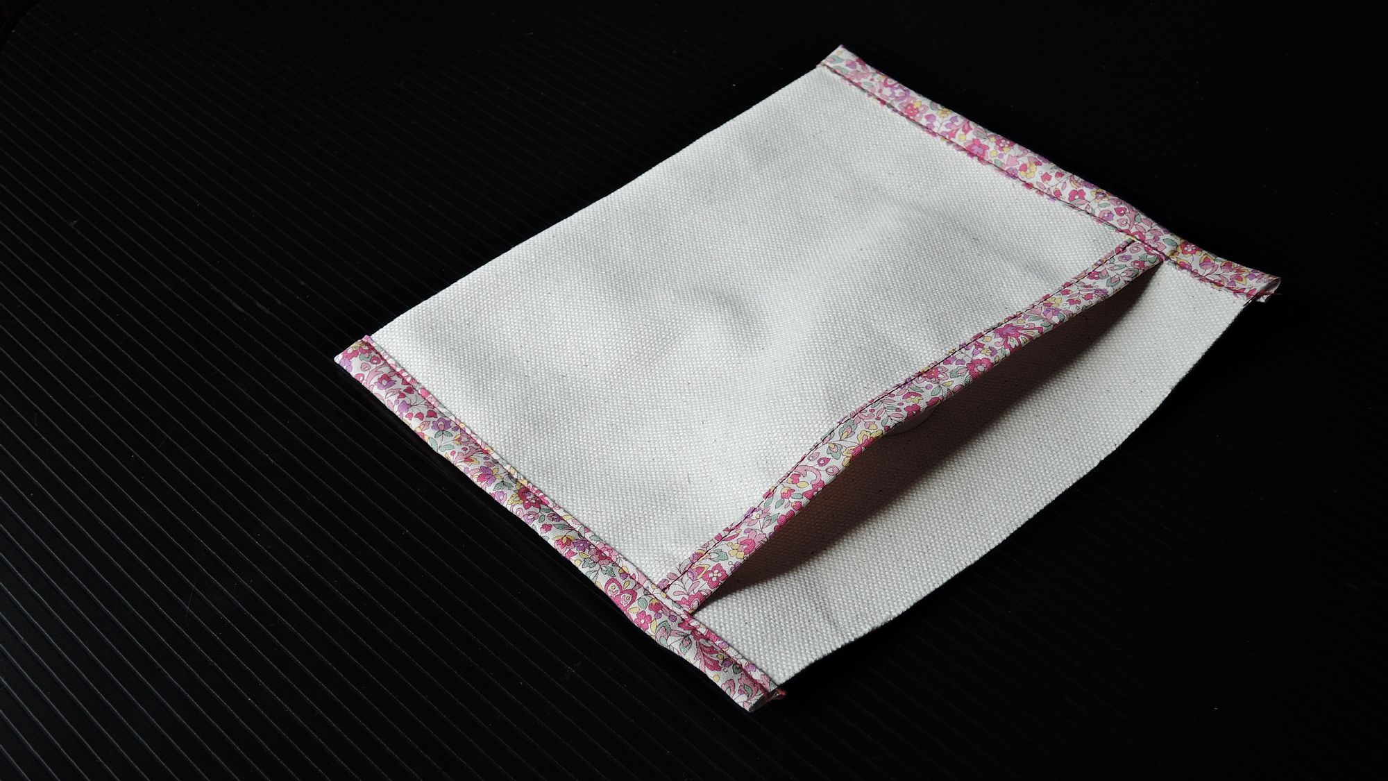無地の帆布にピンクの花柄パイピングが良いアクセントになった 帆布トートバッグの花柄ポケット製作工程 初心者ハンドメイドの作り方なら Momo工房ブログ