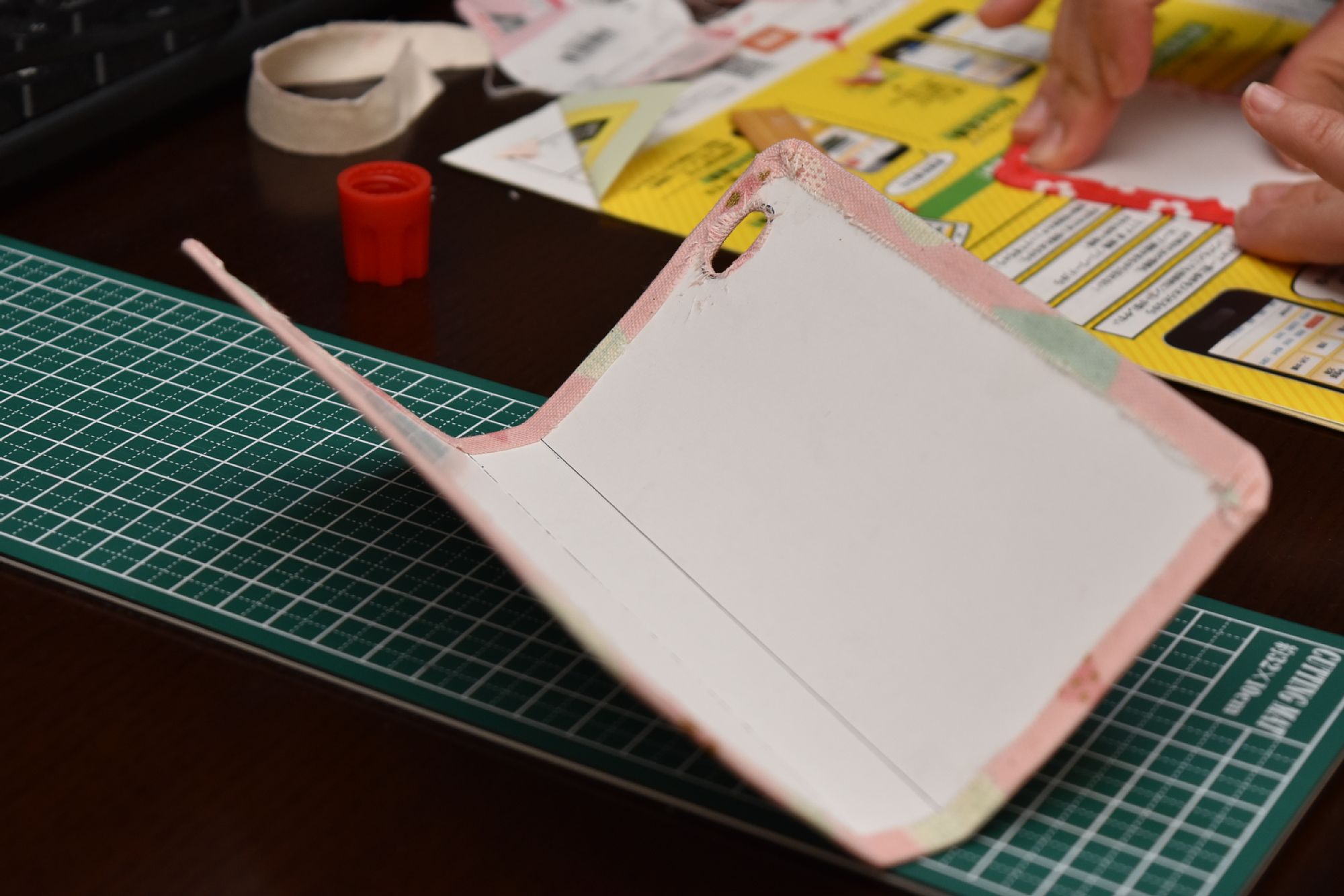 スマホのガラス画面が割れるのを防ぎたい 厚紙と可愛い布を使ったiphone6sの手帳型ケースを作ってみました 初心者ハンドメイドの作り方なら Momo工房ブログ