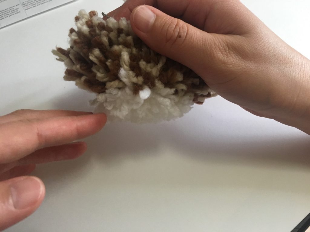毛糸作業が楽しすぎる かわいいぽんぽんハリネズミをdaiso ダイソー キットで作ってみた 初心者ハンドメイドの作り方なら Momo工房ブログ